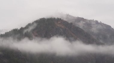 Dağların üzerinden kar cloudsgrowing. Zaman atlamalı