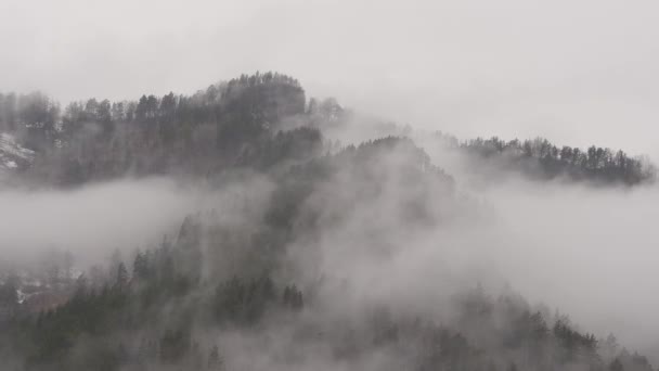 Nubes de nieve que crecen sobre las montañas. Caducidad — Vídeos de Stock