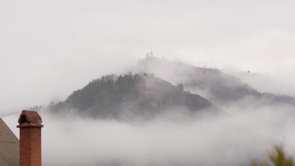 Cloudsgrowing χιόνι πάνω στα βουνά. Πάροδο του χρόνου — Αρχείο Βίντεο