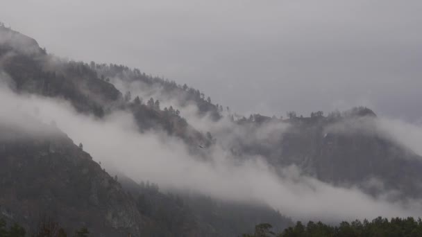 Nuvens de neve crescendo sobre as montanhas. Desfasamento temporal — Vídeo de Stock