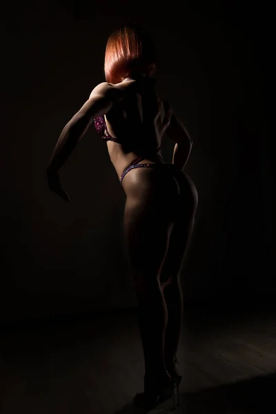 Hermosa mujer fitness, chica muscular posa sobre fondo oscuro. culturismo femenino — Foto de Stock