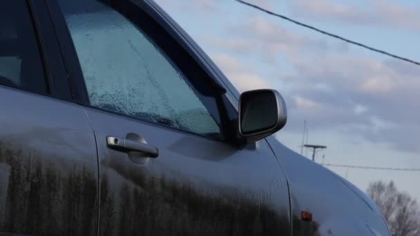 Manuelle Autowaschanlage mit Druckwasser draußen. sehr schmutziges Auto. 4k — Stockvideo