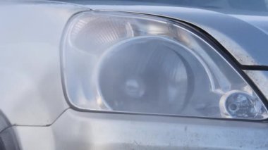 El ile araba yıkama dışında basınçlı su ile. çok kirli araba. 4k