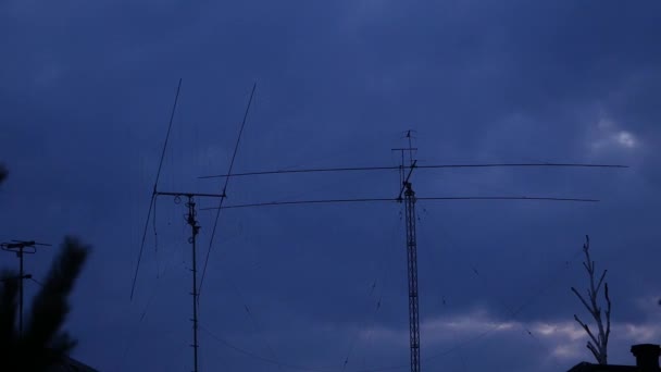 Anteny w amateur radio, na tle ciemnego niebieskiego nieba — Wideo stockowe