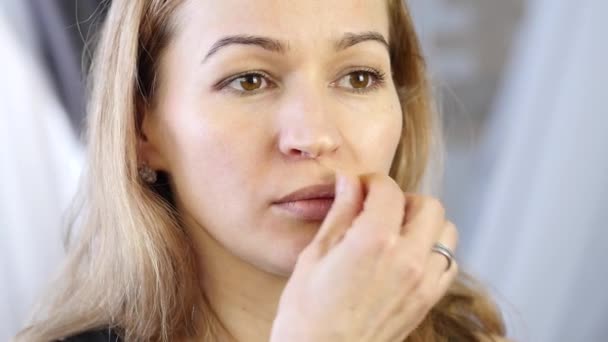 Πρόληψη της γήρανσης του δέρματος, γυναίκα εκτελεί ασκήσεις για το πρόσωπο κτίριο. ενίσχυση των μυών γύρω από τα χείλη — Αρχείο Βίντεο