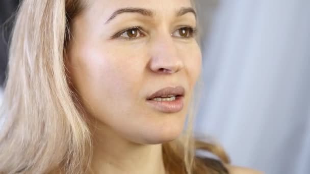 Prévention du vieillissement de la peau, la femme effectue des exercices pour un renforcement du visage. renforcer les muscles autour des lèvres — Video