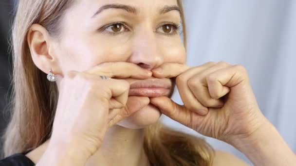 Профилактика старения кожи, женщина выполняет упражнения для формирования лица. укрепление мышц вокруг губ — стоковое видео