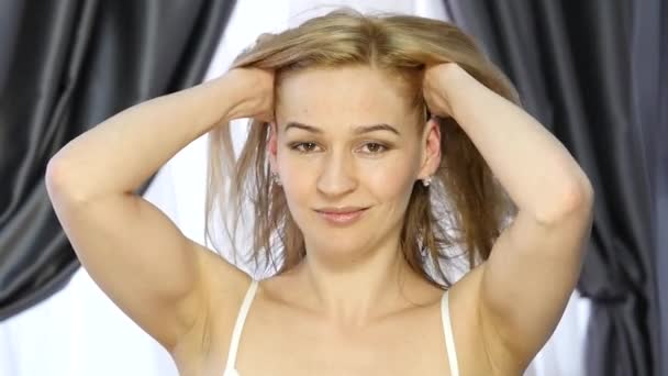Menina bonita executa exercícios anti-envelhecimento. aptidão facial para a pele anti flacidez — Vídeo de Stock