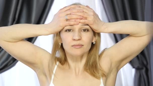 Hermosa chica realiza ejercicios anti-envejecimiento. fitness facial para la piel anti-flacidez — Vídeos de Stock