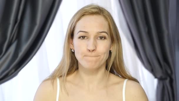 チャン顔の筋肉の老化の顔フィットネスをしている女性。上部および下の瞼の強化 — ストック動画