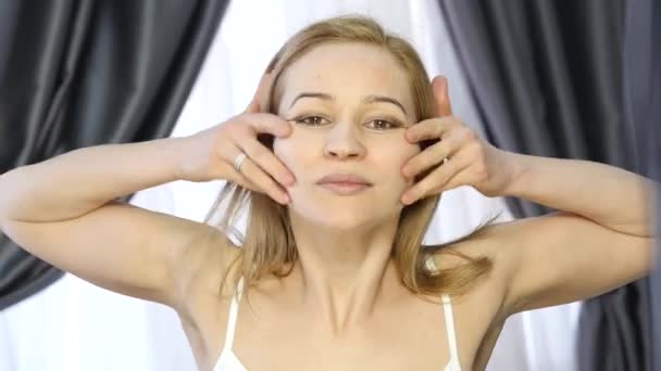 Mujer haciendo ejercicio facial, envejecimiento chang en los músculos de la cara. fortalecimiento del párpado superior e inferior — Vídeos de Stock