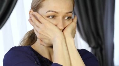 sarışın kadın ofiste kendi kendine masaj, Anti-Aging yüz masajı yapıyor. günlük yüz fitness ve yüz bina.