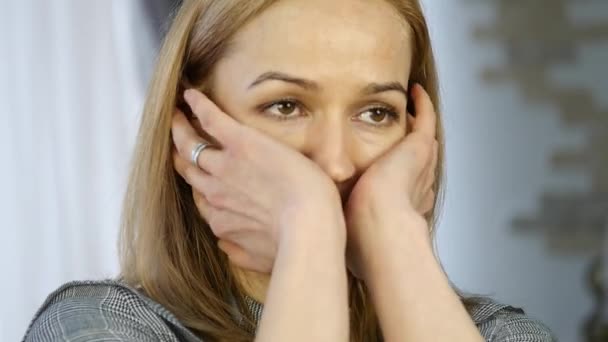 홈 셀프 마사지, 단단한 일 일 후 얼굴 마사지를 하는 여자 — 비디오