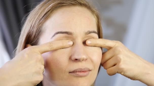 Casa de auto-masaje, mujer haciendo masaje facial después de un duro día de trabajo — Vídeos de Stock