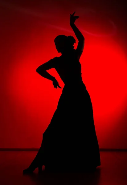 Silhueta de espanhol menina flamenco dançarina em um fundo vermelho — Fotografia de Stock