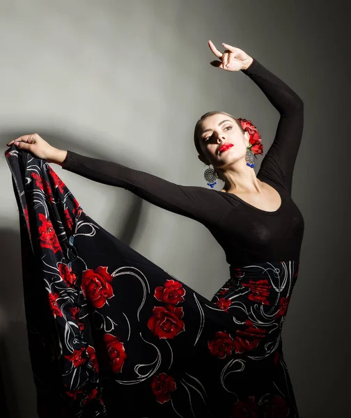 Ballerina spagnola di flamenco su sfondo grigio — Foto Stock