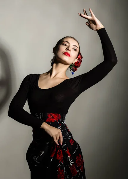 Bailarina flamenca española sobre fondo gris — Foto de Stock