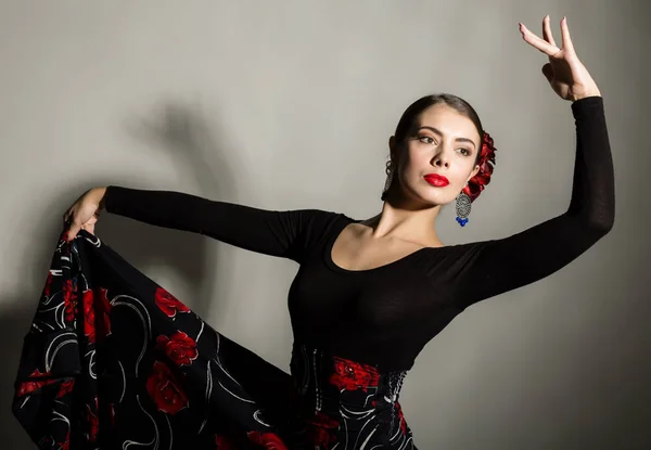 Espanhol menina flamenco dançarina em um fundo cinza — Fotografia de Stock