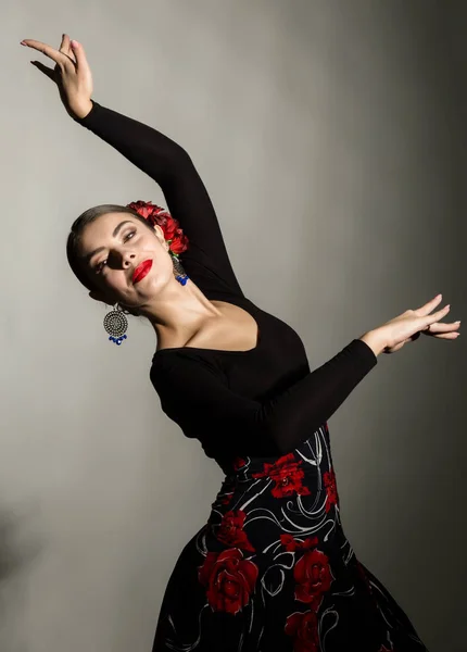 Espanhol menina flamenco dançarina em um fundo cinza — Fotografia de Stock