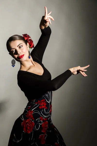 Ballerina spagnola di flamenco su sfondo grigio — Foto Stock