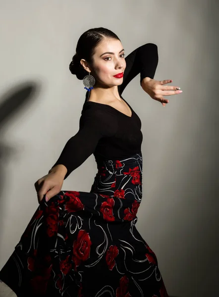 Ballerina spagnola di flamenco su sfondo grigio — Foto Stock