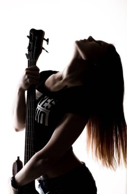 elektro gitar üzerinde beyaz bir arka plan üzerinde oyun rock kadın silüeti.