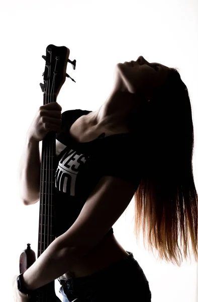 Силует рок-жінки, що грає на електричній гітарі на білому фоні . — стокове фото
