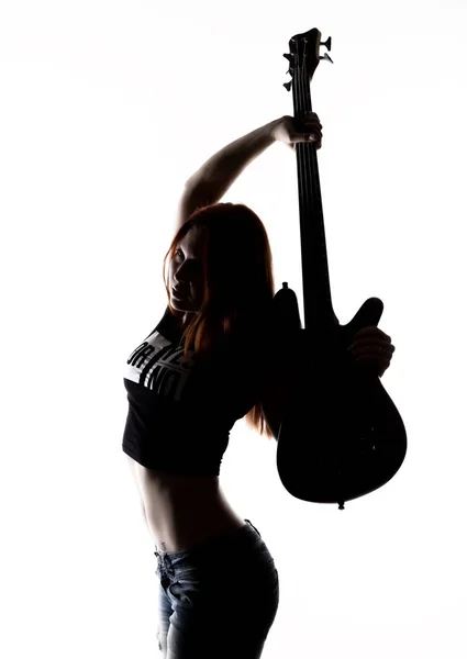 Silhueta de mulher de rock tocando na guitarra elétrica em um fundo branco . — Fotografia de Stock