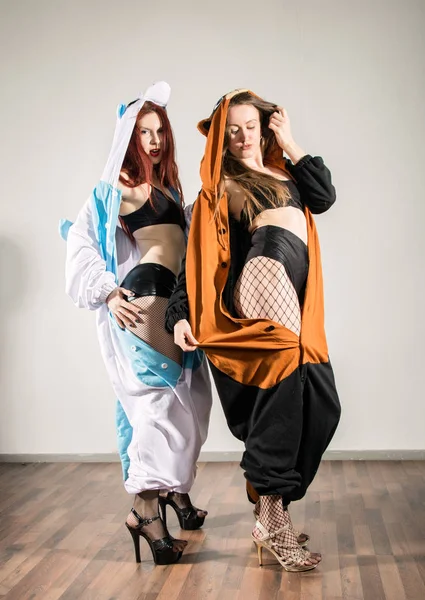 İki seksi sıcak kadın komik kıyafeti var eğlenceli stüdyo — Stok fotoğraf