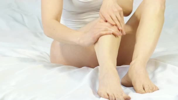 Γυναίκα επιχρίσματα κρέμα για τα πόδια της. πόδι φροντίδα έννοια, πρόληψη των κιρσών. αργή κίνηση — Αρχείο Βίντεο