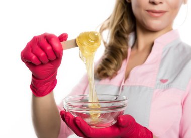 Kırmızı eldiven shugaring master asa shugaring balmumu ile tutar. Epilasyon ve güzellik kavramı