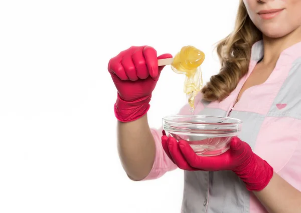 Kırmızı eldiven shugaring master asa shugaring balmumu ile tutar. Epilasyon ve güzellik kavramı. metniniz için boş alan