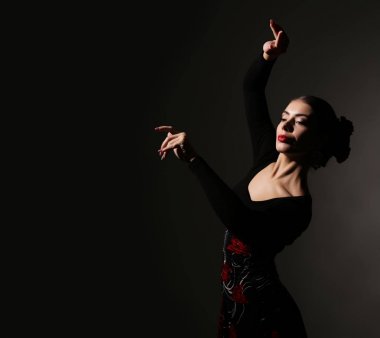 Flamenko dansçısı karanlık bir arka plan üzerinde. metniniz için boş alan