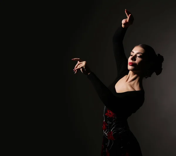 Dançarina de flamenco em um fundo escuro. espaço livre para o seu texto — Fotografia de Stock