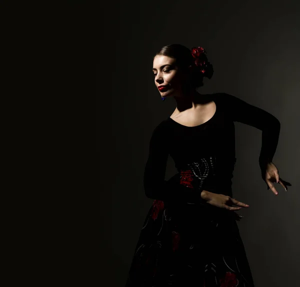 Bailarina flamenca sobre fondo oscuro. espacio libre para su texto — Foto de Stock