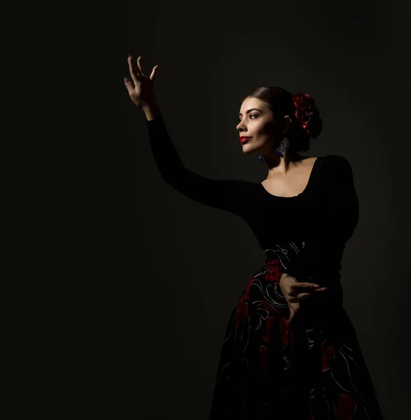 Bailarina flamenca sobre fondo oscuro. espacio libre para su texto — Foto de Stock