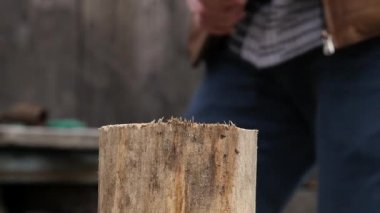 Oduncu balta, kullanarak yakacak odun doğrama günlükleri bölme. ahşap ve kesme yakacak odun yarma. ağır çekim