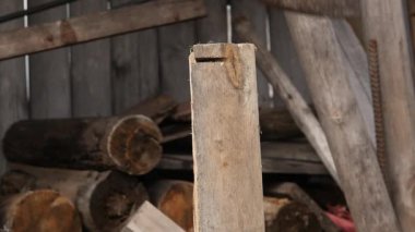 Ahşap ve kesme yakacak odun eski baltayla yarma oduncu. ağır çekim