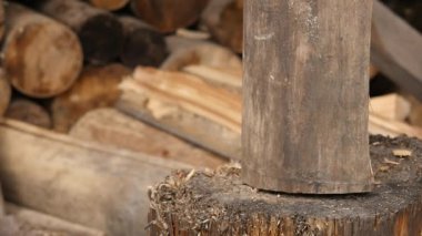 woodsheds ve doğrama yakacak odun, odun eski baltayla yarma oduncu. ağır çekim