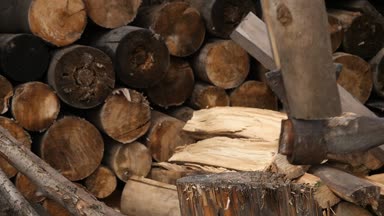 woodsheds ve doğrama yakacak odun, odun eski baltayla yarma oduncu. ağır çekim