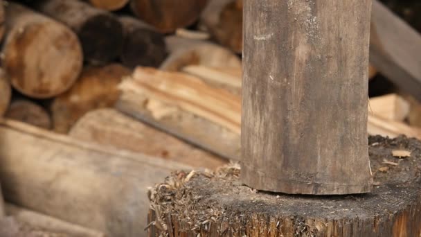 Cobertizos de madera y leña cortada, leñador dividiendo madera con hacha vieja. cámara lenta — Vídeos de Stock