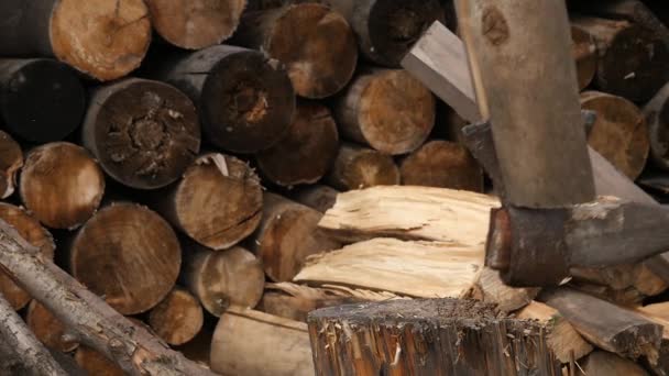 Cobertizos de madera y leña cortada, leñador dividiendo madera con hacha vieja. cámara lenta — Vídeos de Stock