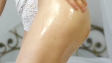 kadın onun bacaklarına krem uygulamak. cilt bakım kavramı, varis önlenmesi ayak. 4k