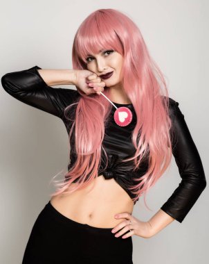 Güzel genç kız candy lolipop pembe saç, gülümseme ve brigth ışık ile