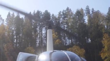 Helikopter kalkışa hazırlanıyor. İskoçya 'da alçaktan uçan bir helikopter. Küçük hafif havacılık. Bir pervanenin alt görünümü