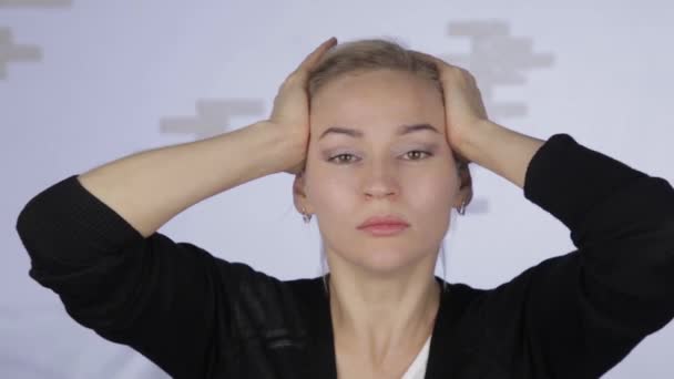 Prevención del envejecimiento de la piel, mujer haciendo masajes escultóricos en la cara. mujer haciendo masaje facial después de un duro día de trabajo — Vídeos de Stock