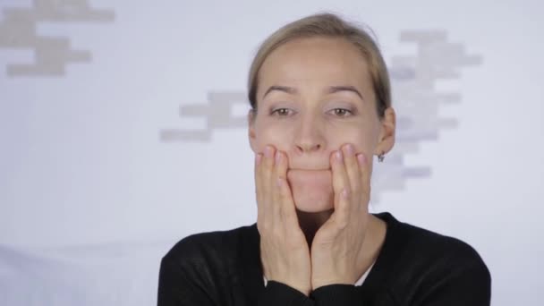 Prevención del envejecimiento de la piel, mujer haciendo masajes escultóricos en la cara. mujer haciendo masaje facial después de un duro día de trabajo — Vídeos de Stock