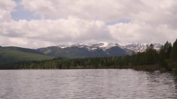 Vue timelapse de nuages flottants rapides sur un lac de montagne 