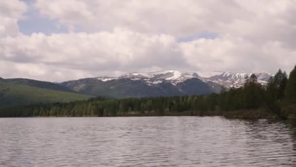 Timelapse vista de nuvens flutuantes rápidas sobre um lago de montanha — Vídeo de Stock