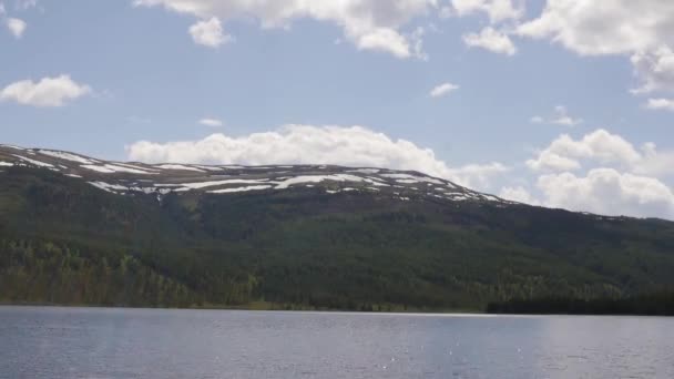 Timelapse vista de nubes flotantes rápidas sobre un lago de montaña — Vídeos de Stock